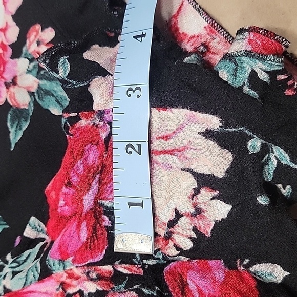 Torrid, Size 2 (2X, 18-20) 5 Inch Gauze High-Rise Short, Black with Pink Floral - Picture 8 of 13